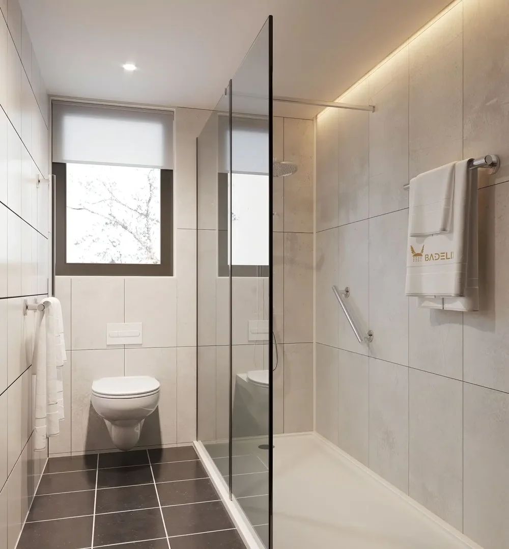 Helles Bad mit bodennaher Dusche und Glaswand anstelle der früheren Badewanne