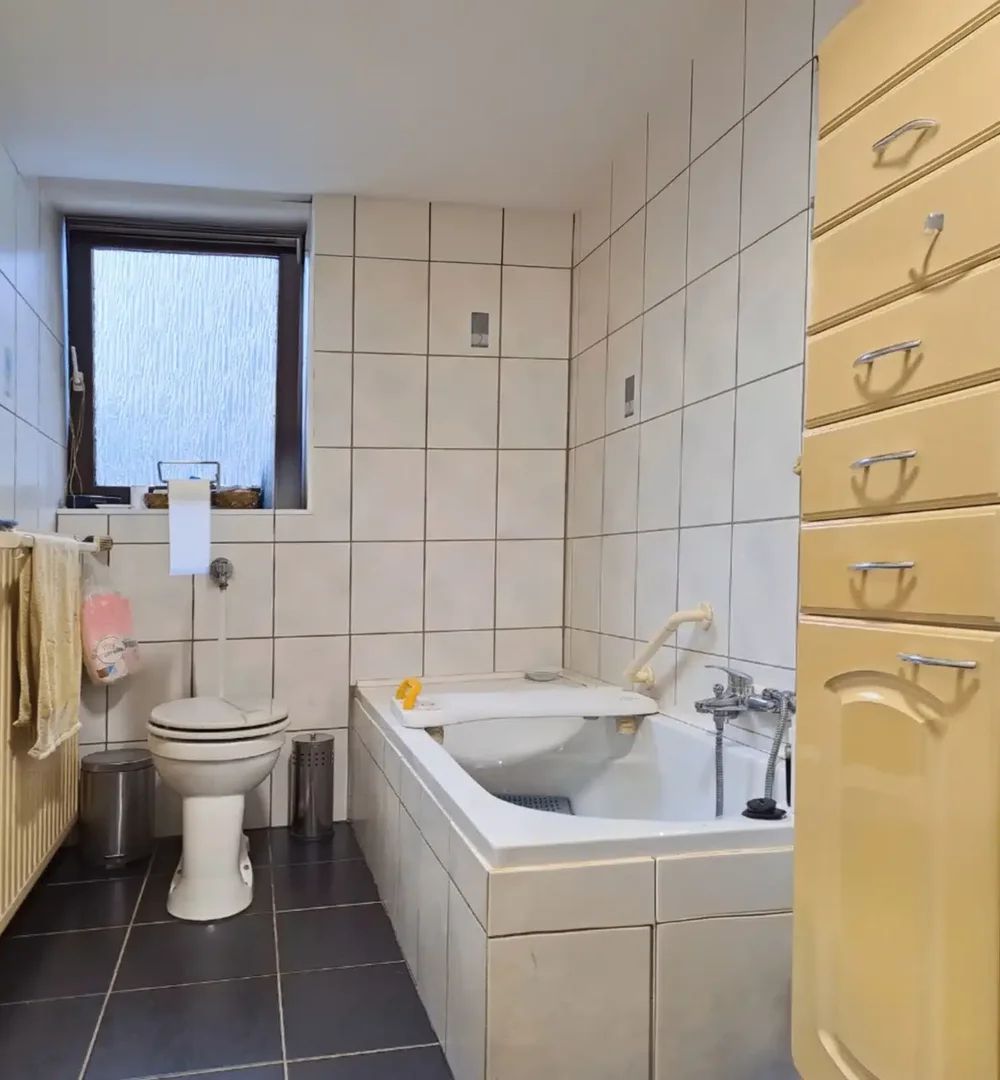 Vorher: Bad mit hoher Badewanne